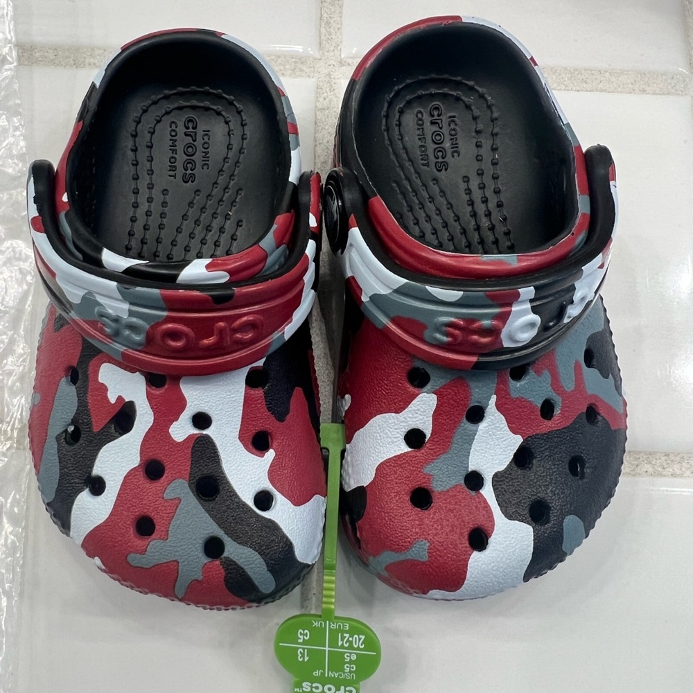 Red camo crocs child’s size 5